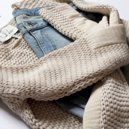 Pull beige cocooning d'hiver en grosse maille