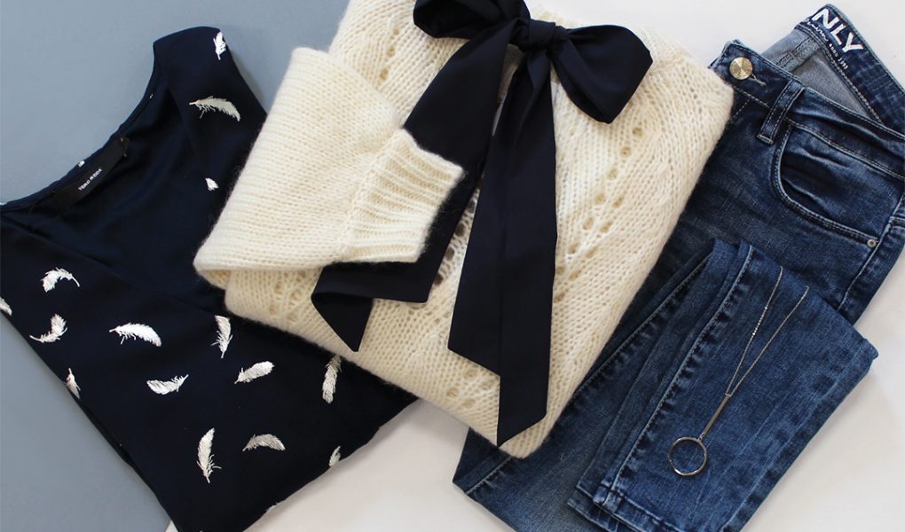 Look féminin et classique jean pull à noeud et blouse noire