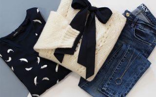 Look féminin et classique jean pull à noeud et blouse noire