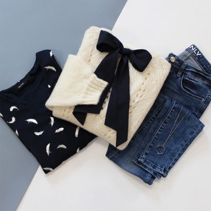 Look féminin et classique jean pull à noeud et blouse noire