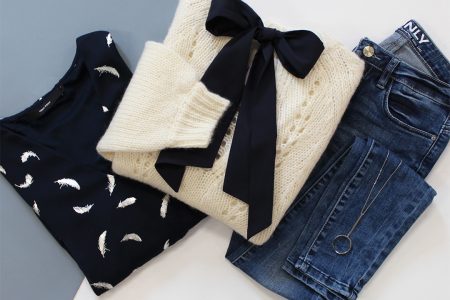 Look féminin et classique jean pull à noeud et blouse noire