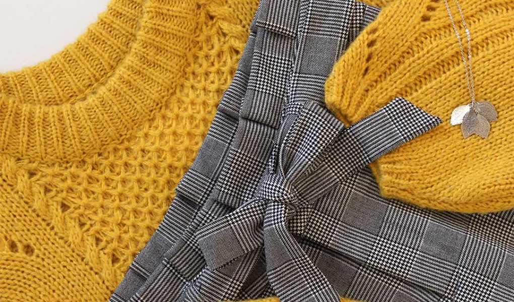 Pull moutarde et pantalon prince de galles