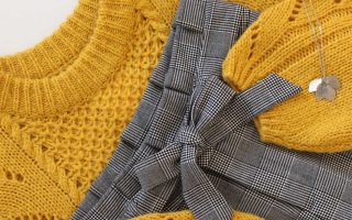 Pull moutarde et pantalon prince de galles