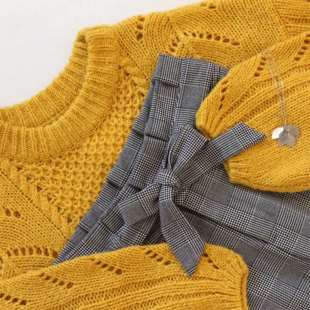 Pull moutarde et pantalon prince de galles