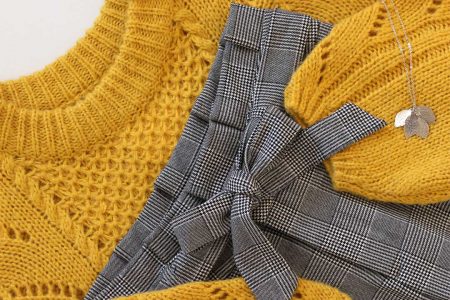 Pull moutarde et pantalon prince de galles