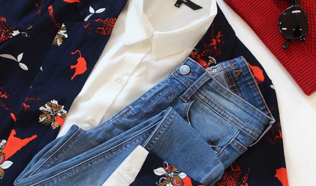 Look classique chemise blanche blazer imprimés et jean