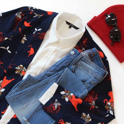 Look classique chemise blanche blazer imprimés et jean